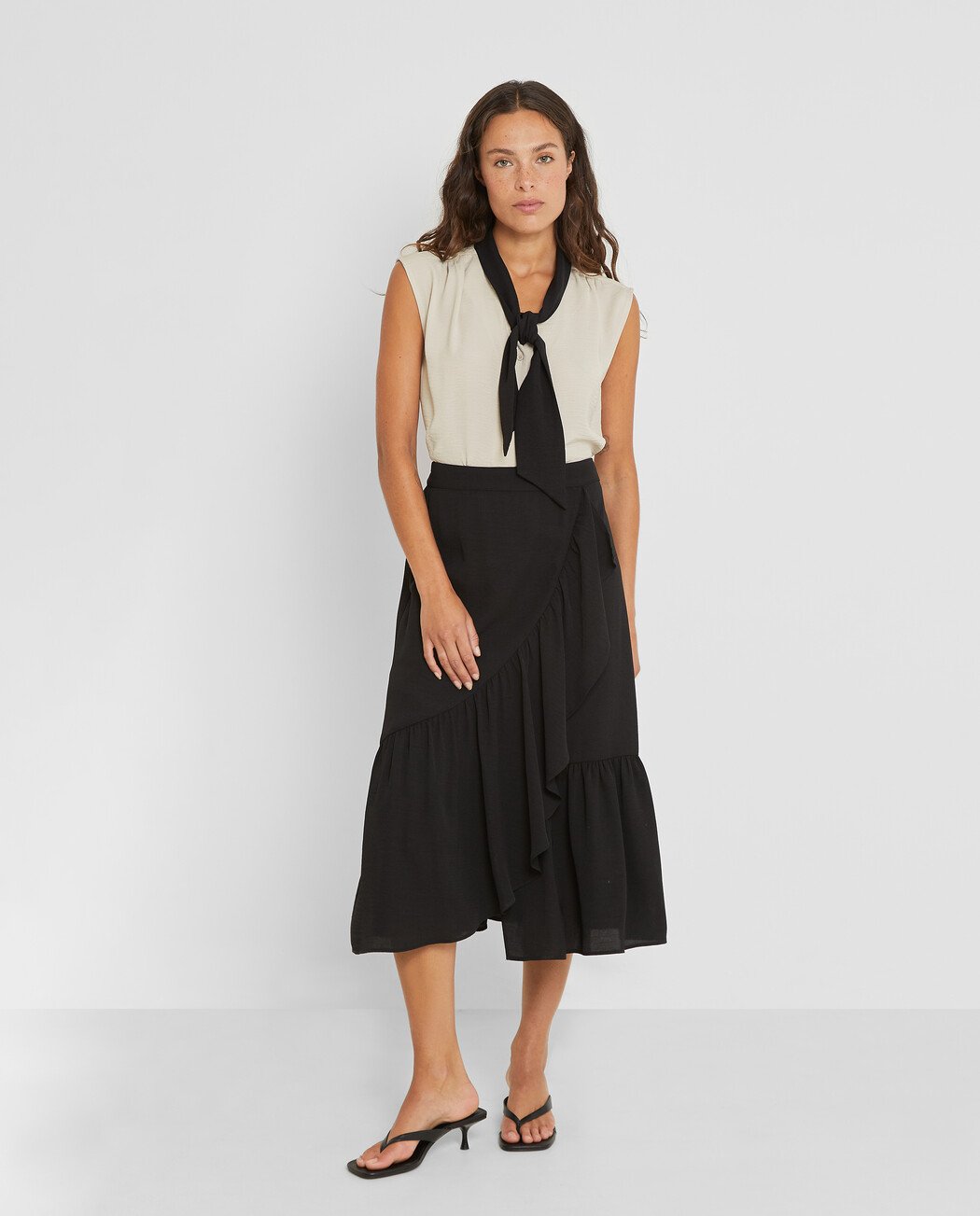 FALDA MIDI CON VOLANTE CRUZADO