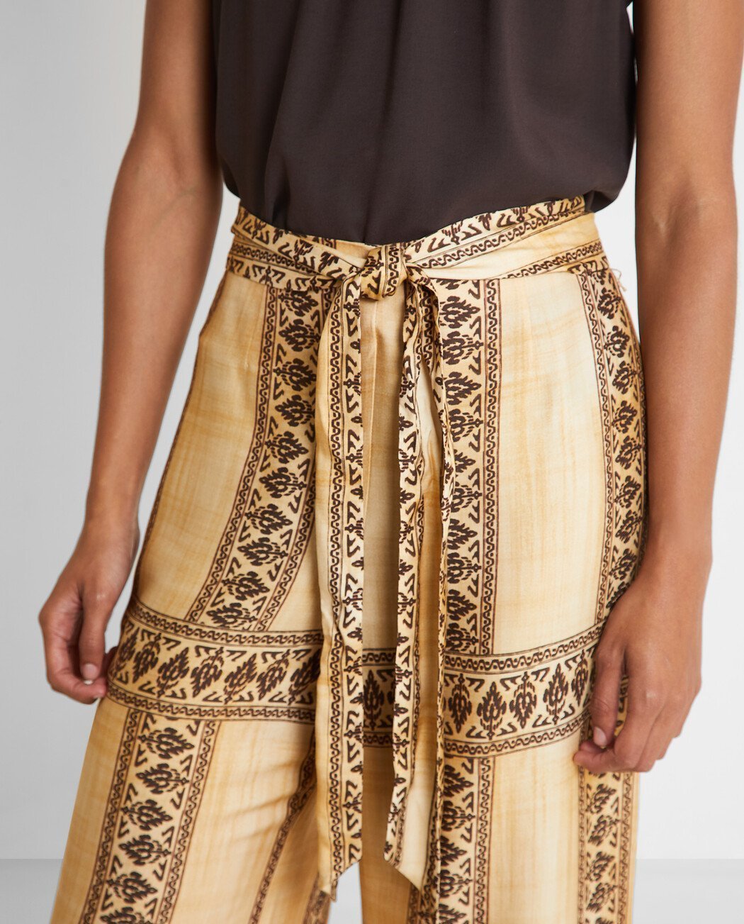 PANTALÓN PALAZZO ESTAMPADO CON CINTURÓN
