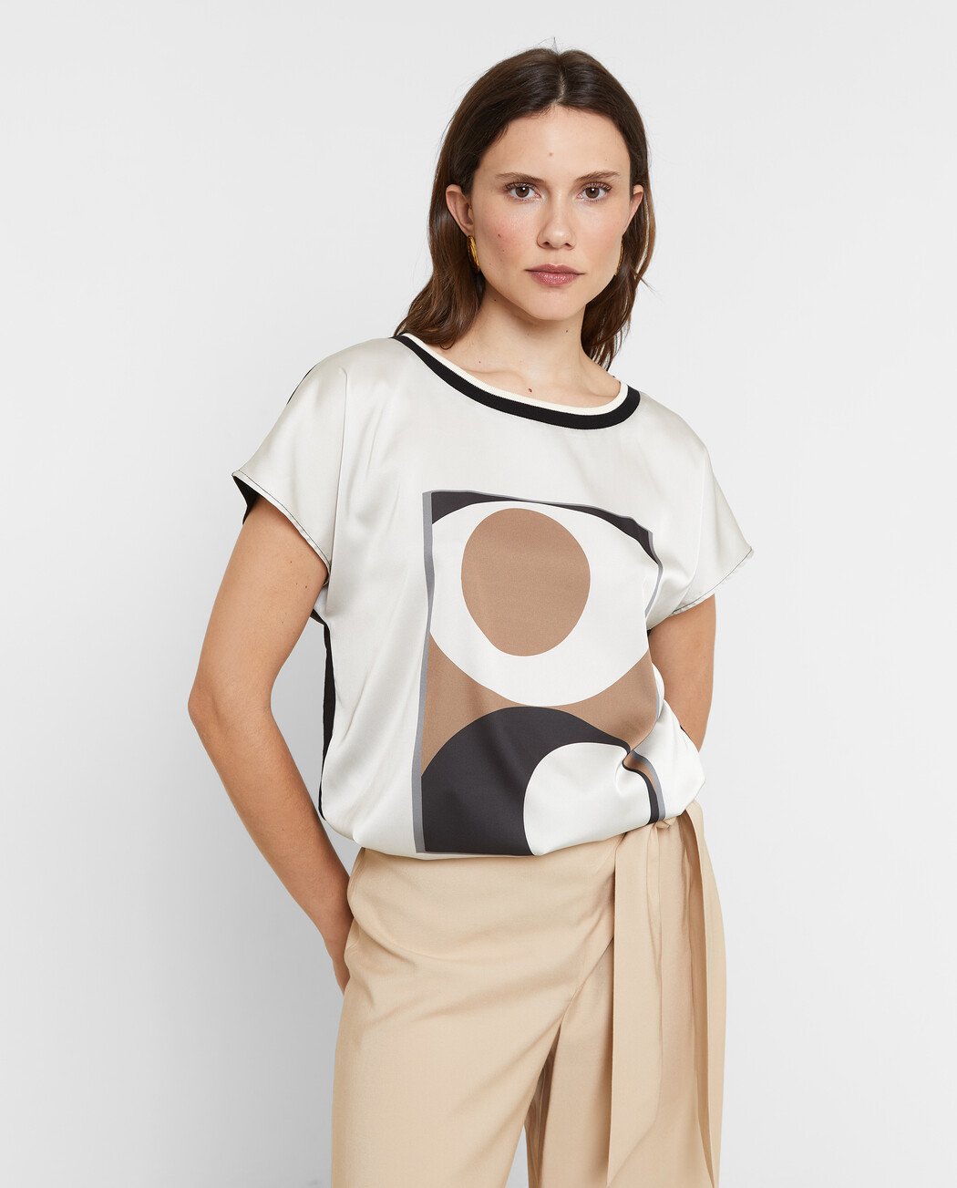 CAMISETA SATINADA ESTAMPADO GEOMÉTRICO