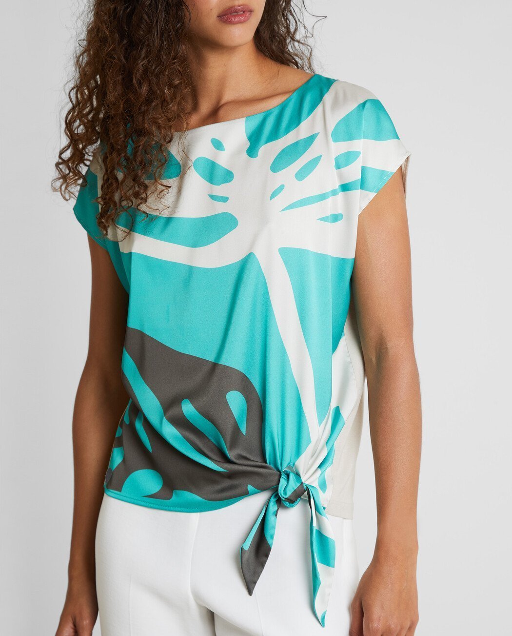 CAMISETA ESTAMPADA CON LAZO