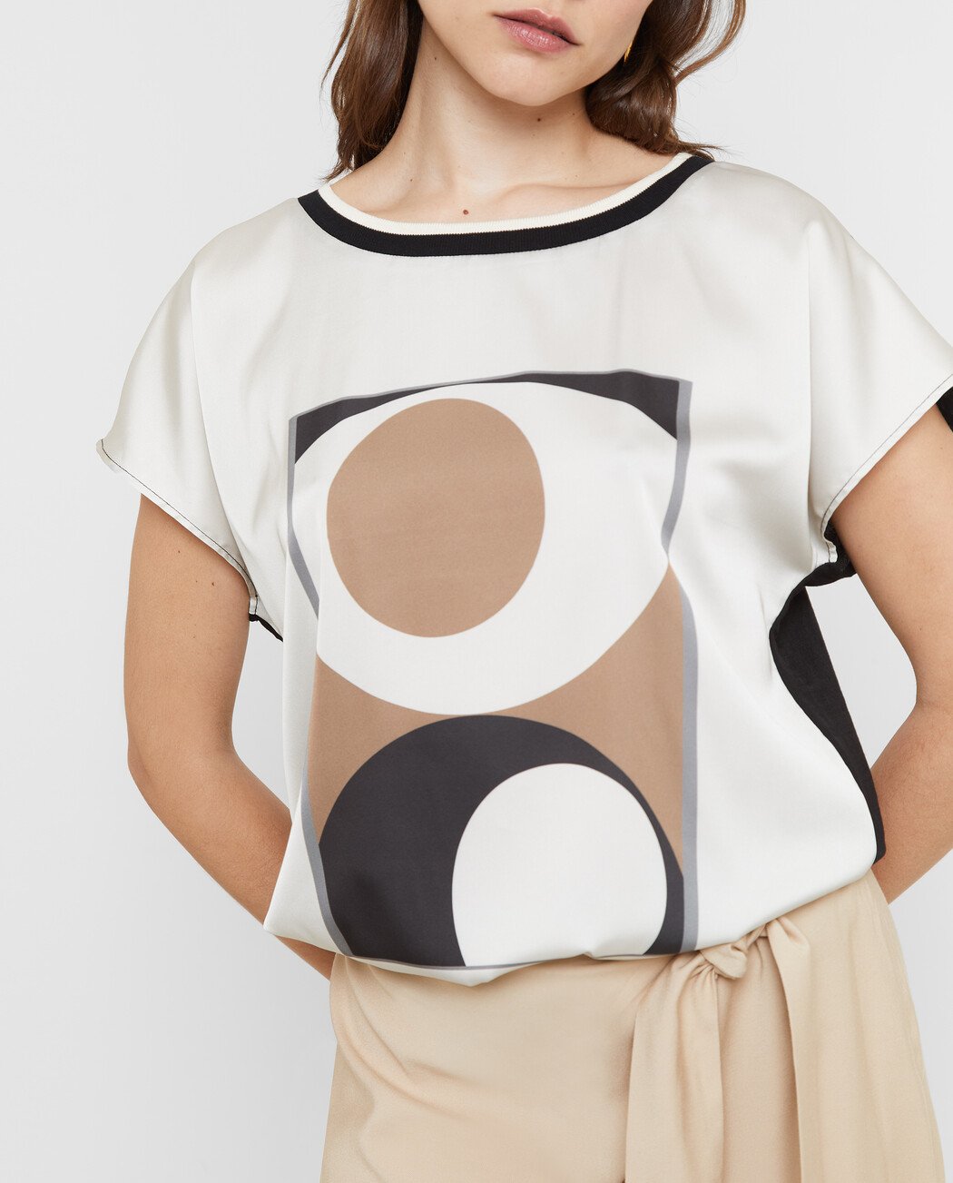 CAMISETA SATINADA ESTAMPADO GEOMÉTRICO