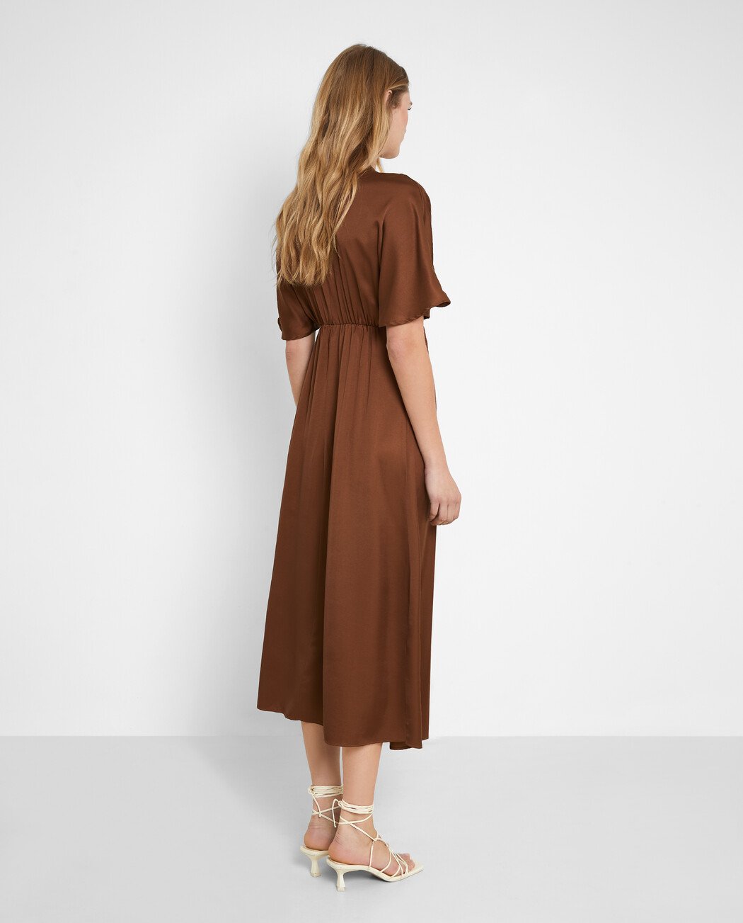 VESTIDO MIDI CON ANILLA DECORATIVA