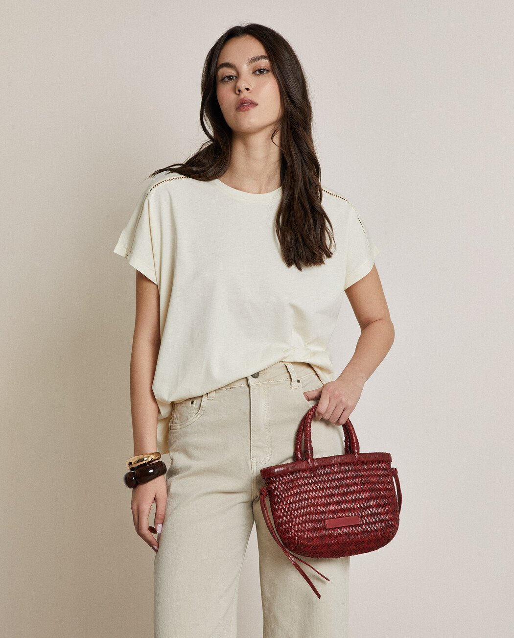 CAMISETA DETALLE CALADO EN HOMBRO