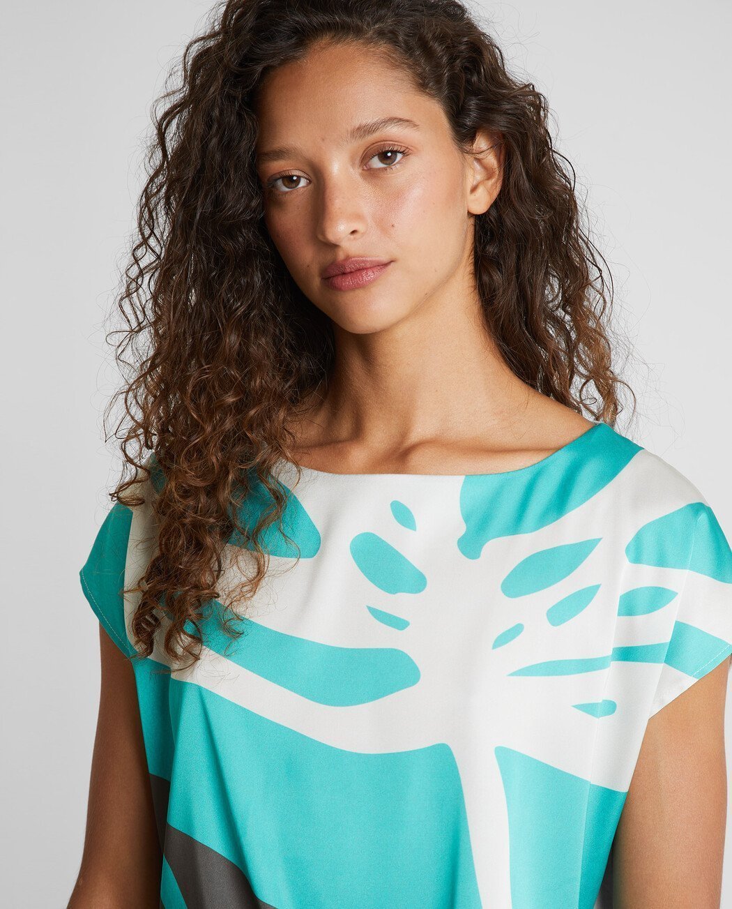 CAMISETA ESTAMPADA CON LAZO