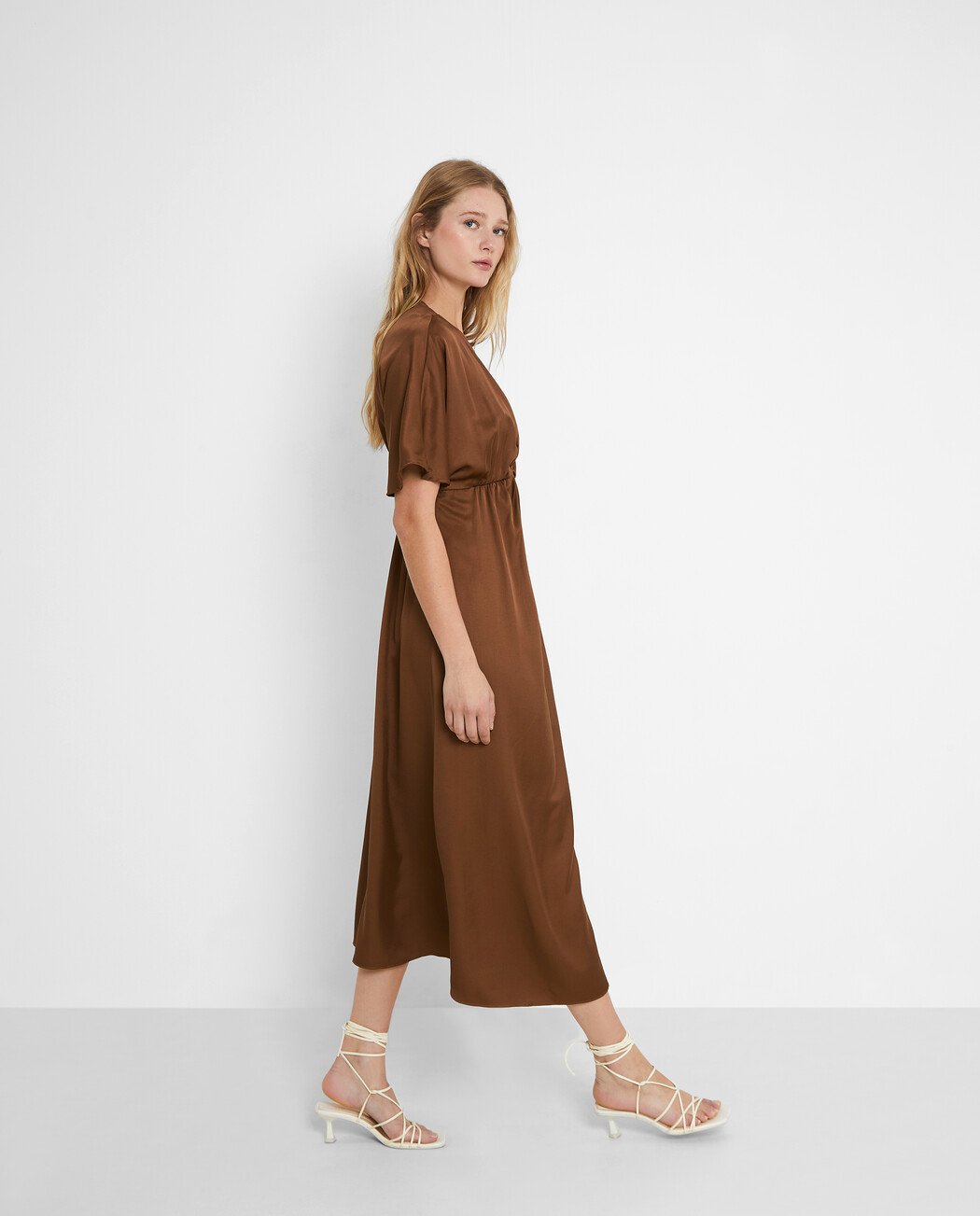 VESTIDO MIDI CON ANILLA DECORATIVA
