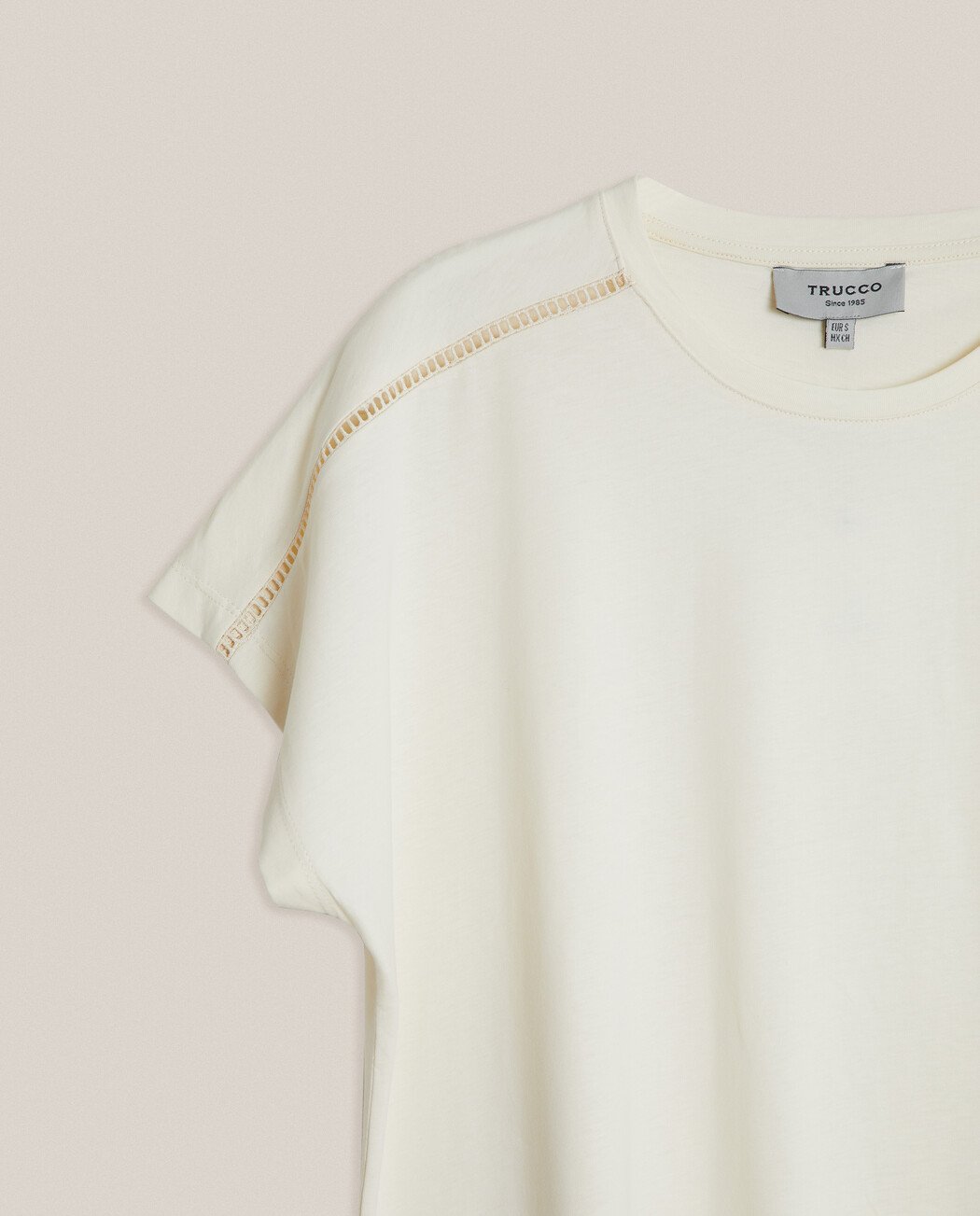 CAMISETA DETALLE CALADO EN HOMBRO