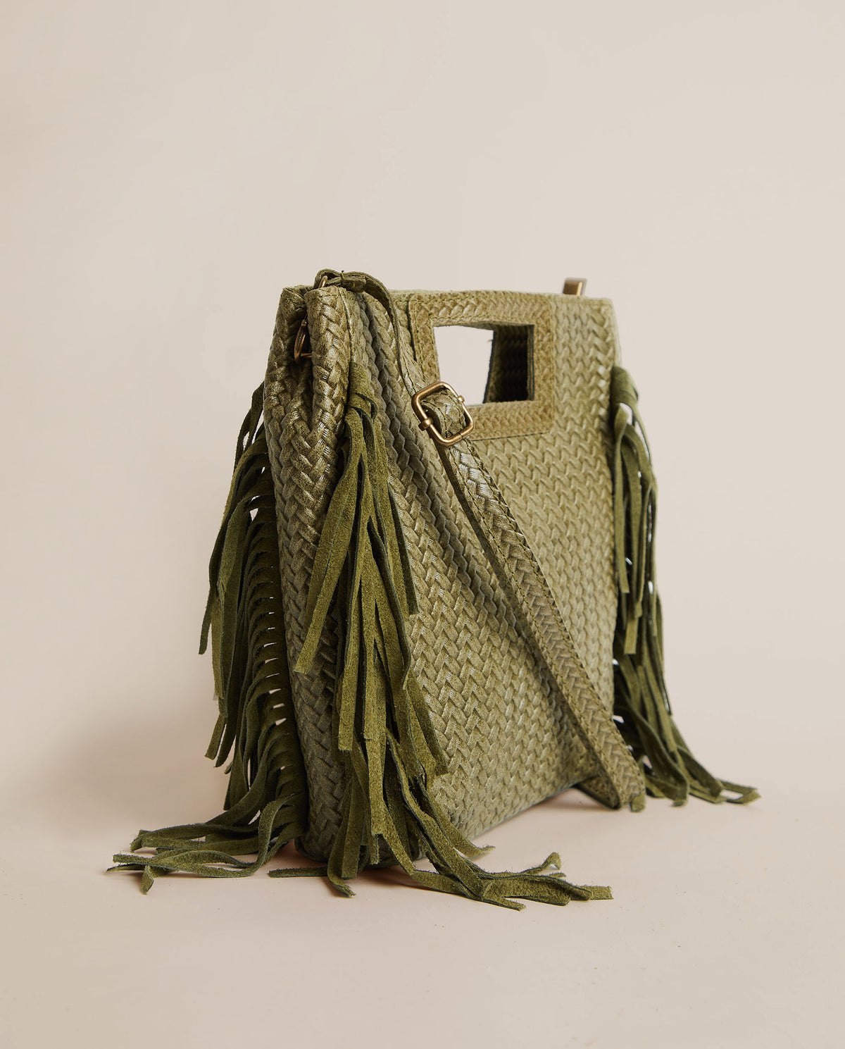 BOLSO TRENZADO CON FLECOS