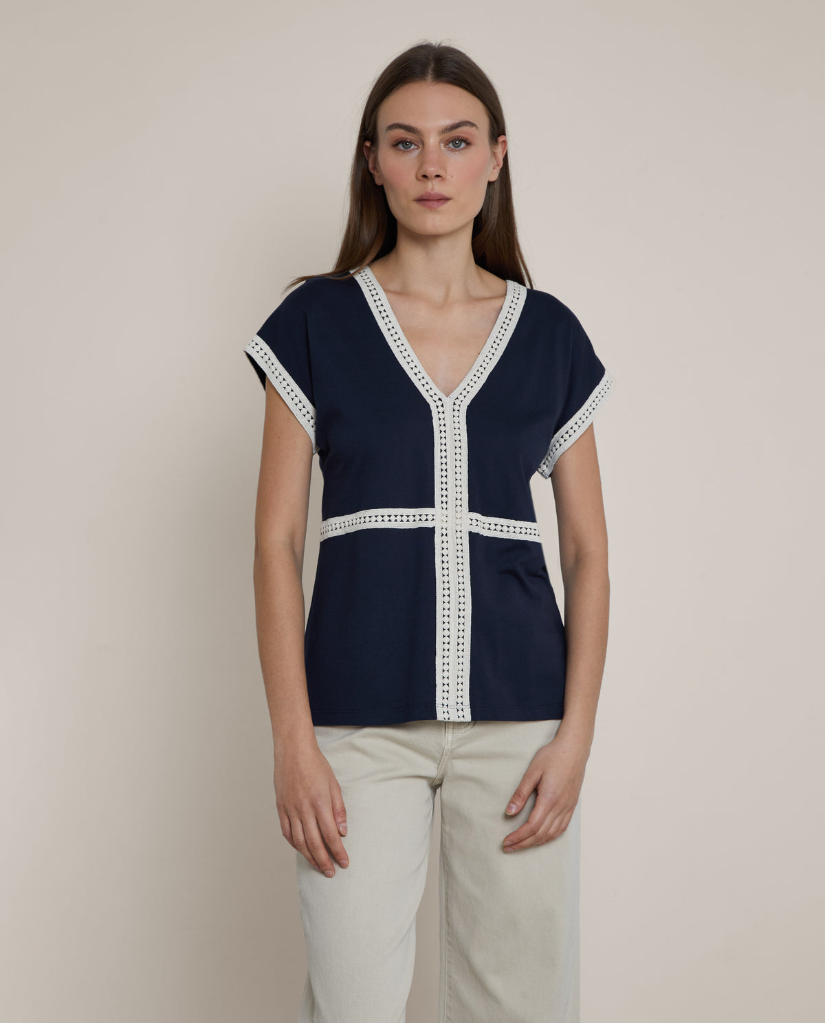CAMISETA CON FORNITURA BORDADA