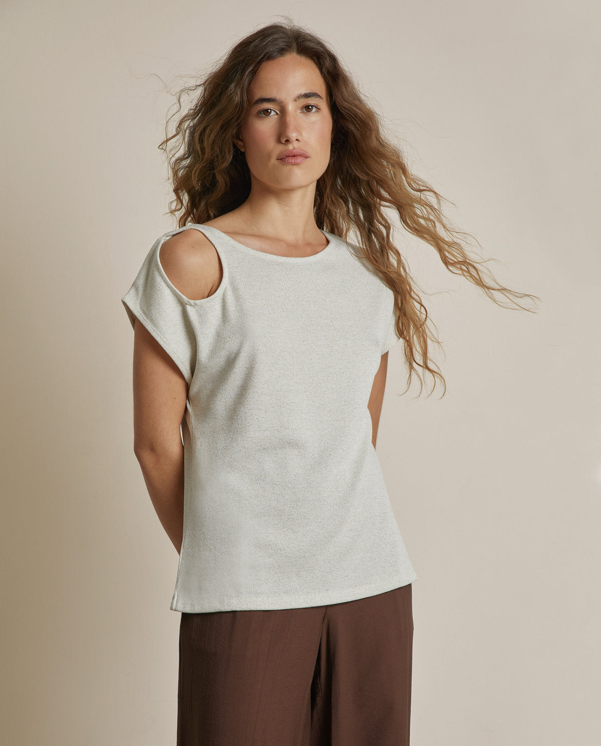 CAMISETA CUT OUT EN HOMBRO
