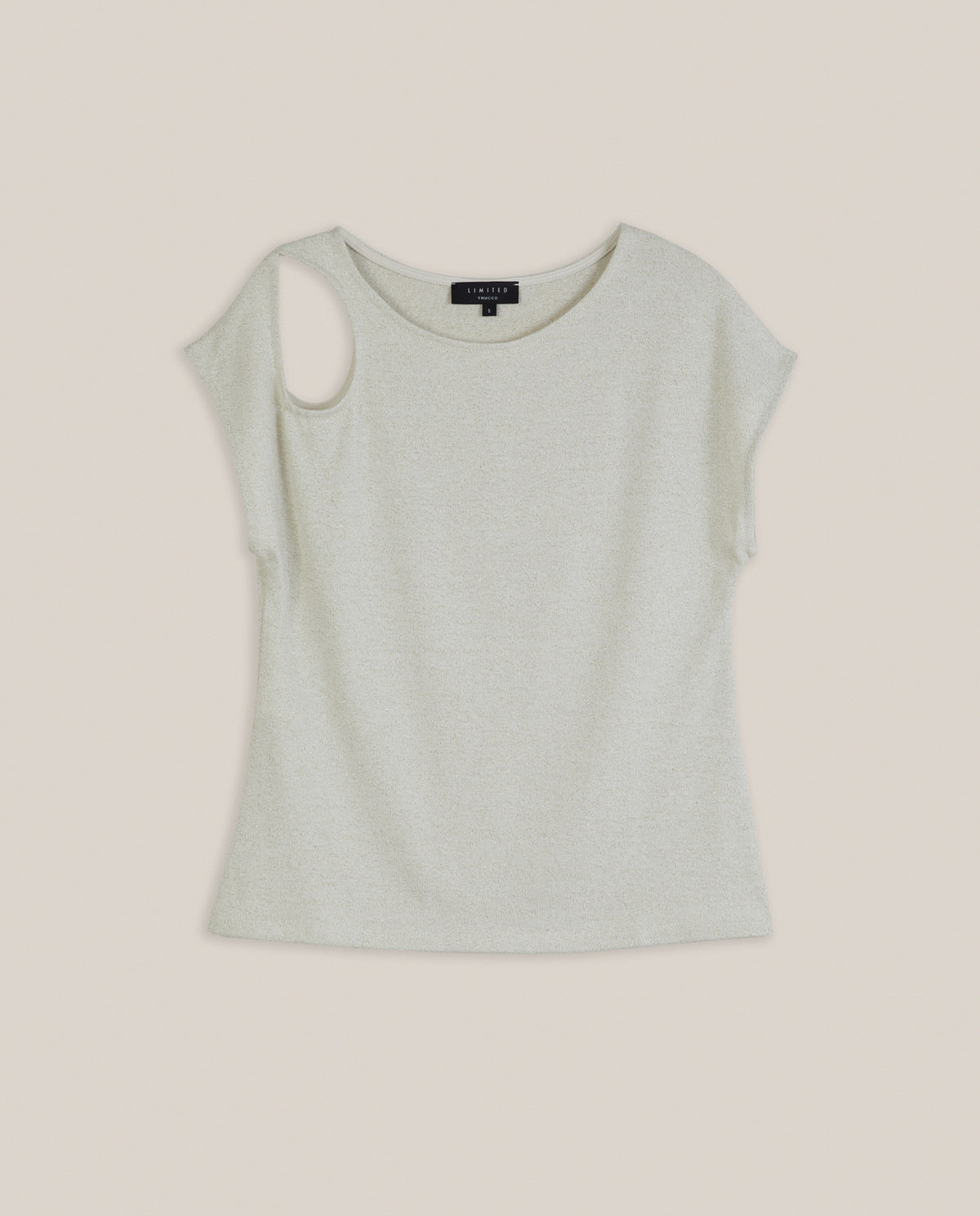 CAMISETA CUT OUT EN HOMBRO