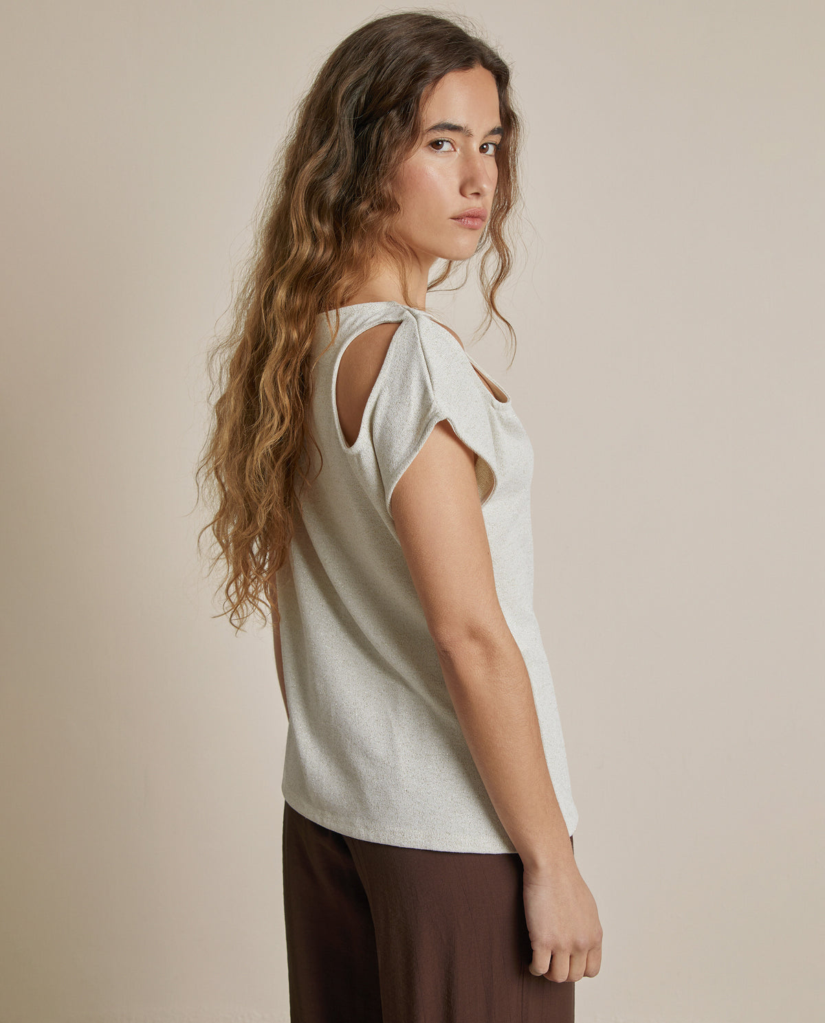 CAMISETA CUT OUT EN HOMBRO