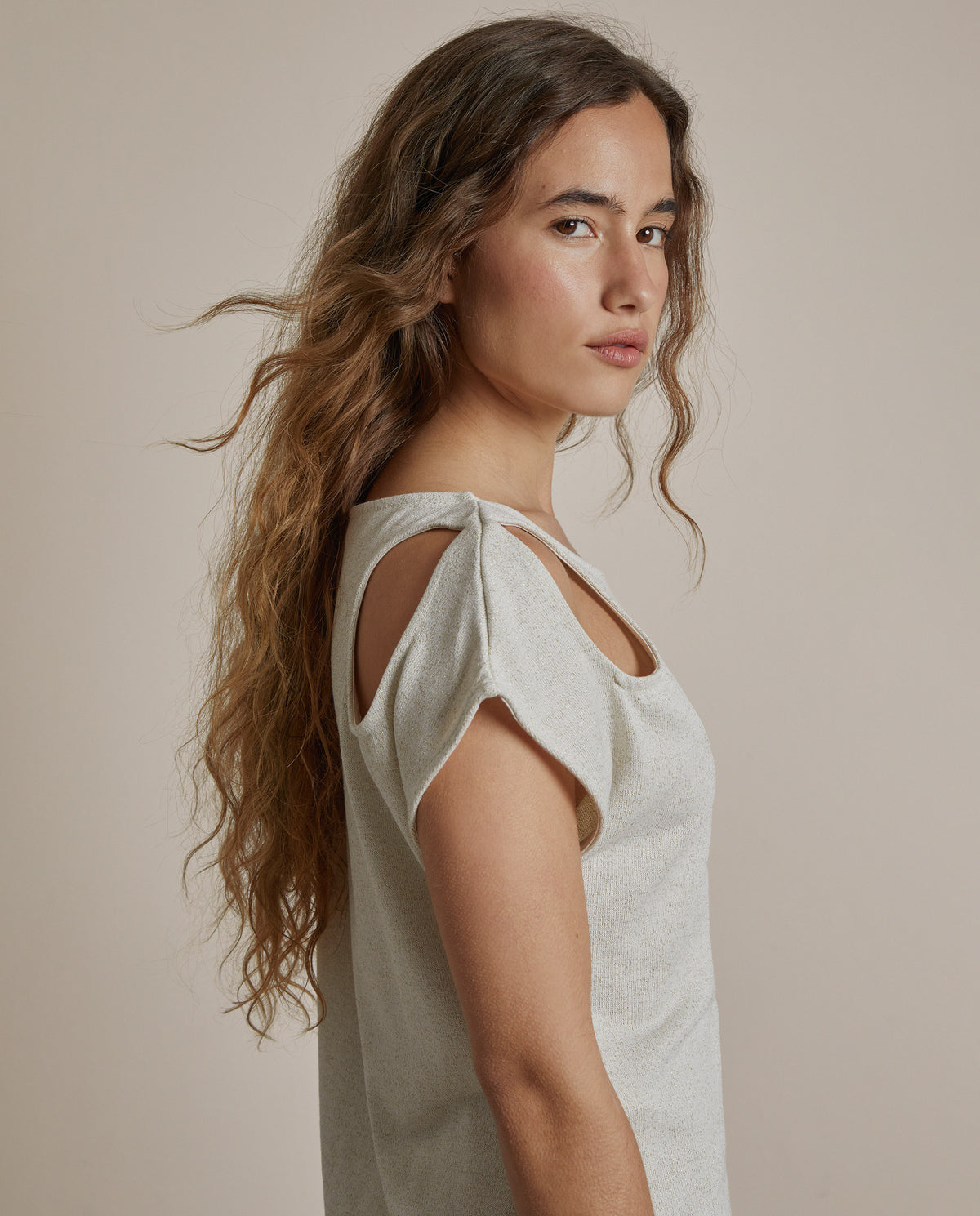 CAMISETA CUT OUT EN HOMBRO