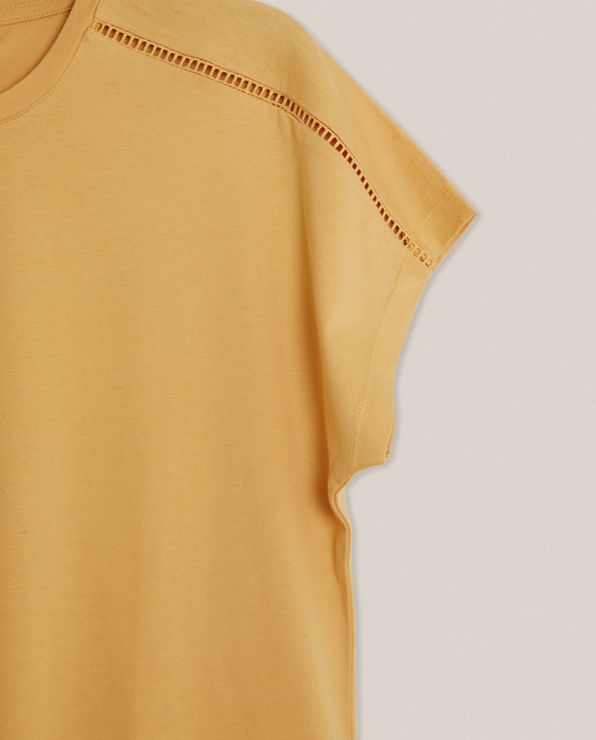 CAMISETA DETALLE CALADO EN HOMBRO