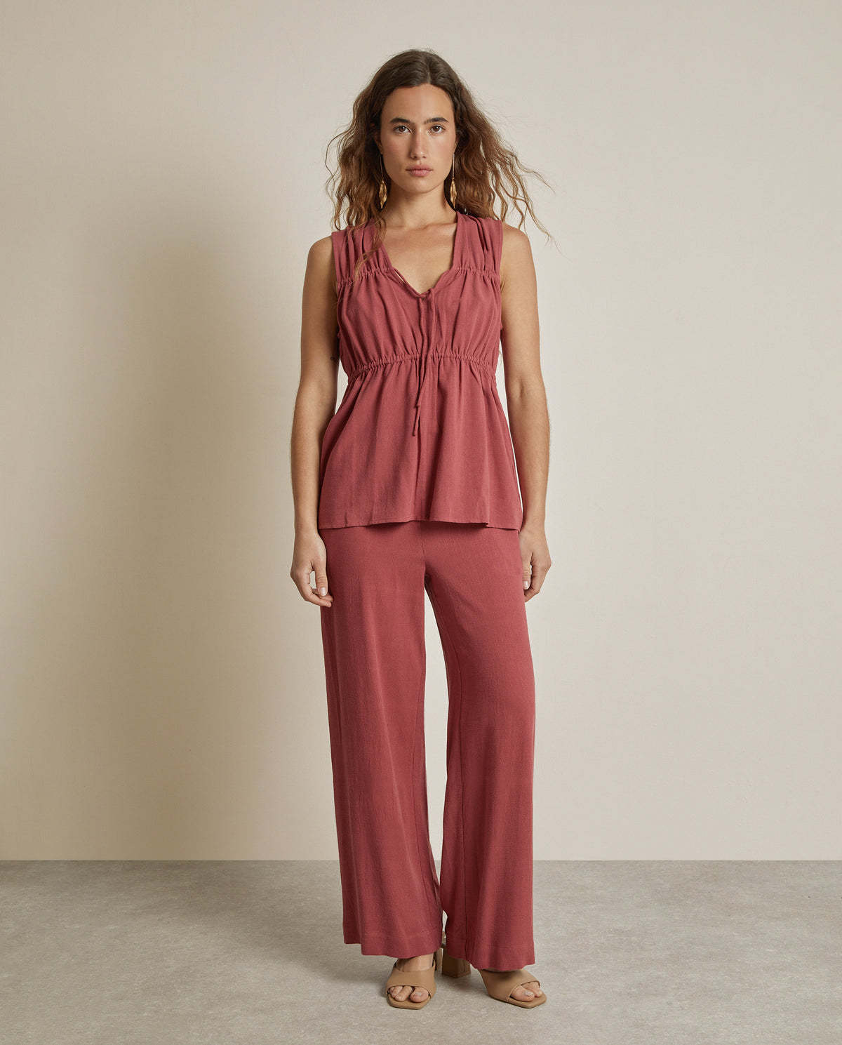 SLEEVELESS TOP