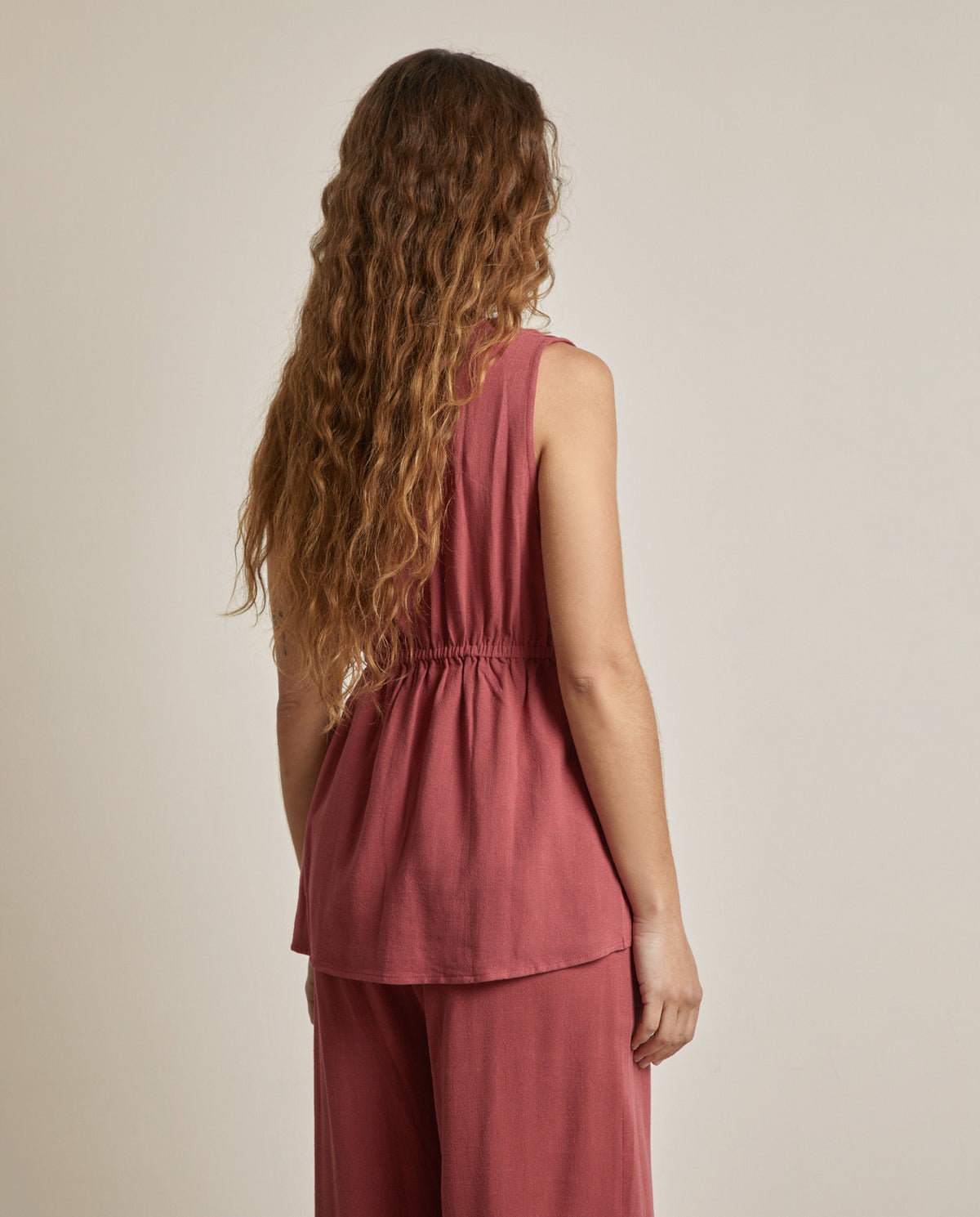 SLEEVELESS TOP