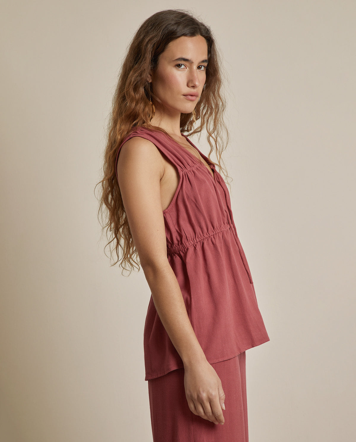 SLEEVELESS TOP