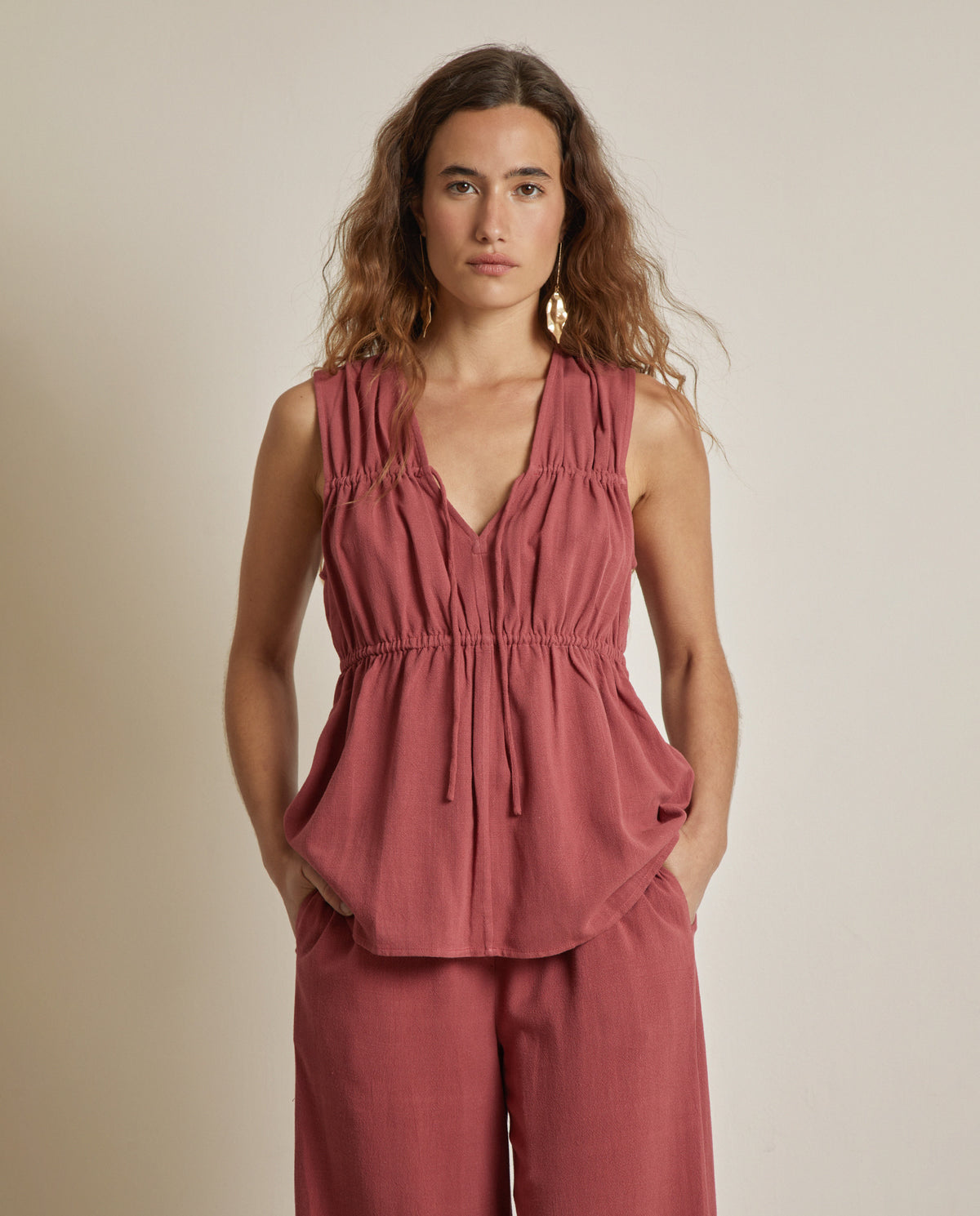 SLEEVELESS TOP