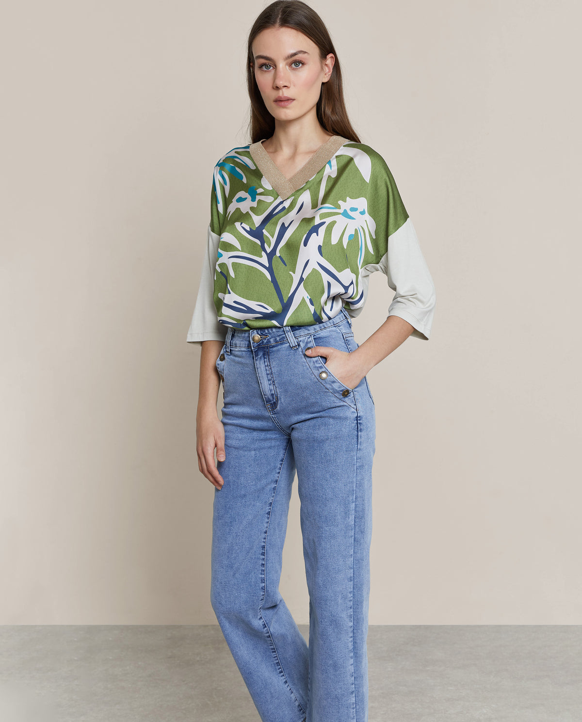 V-NECK PRINTED SWEATSHIRT