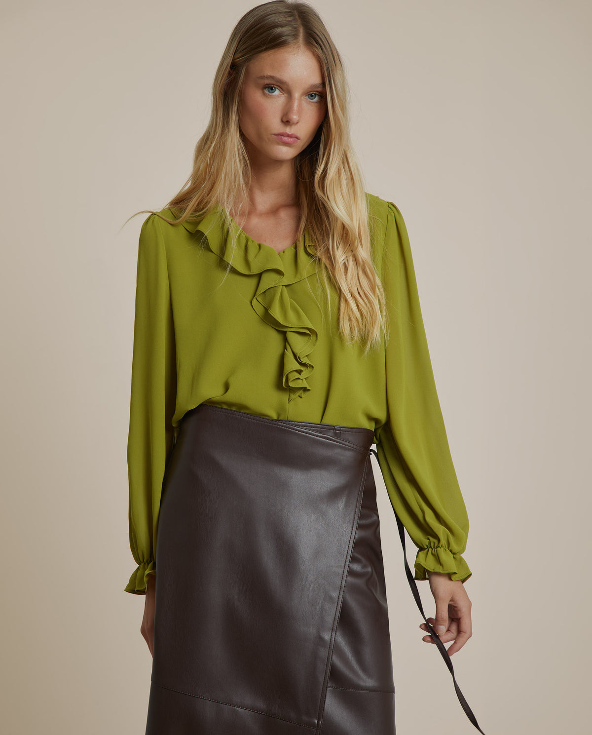 BLUSA CON VOLANTE EN ESCOTE