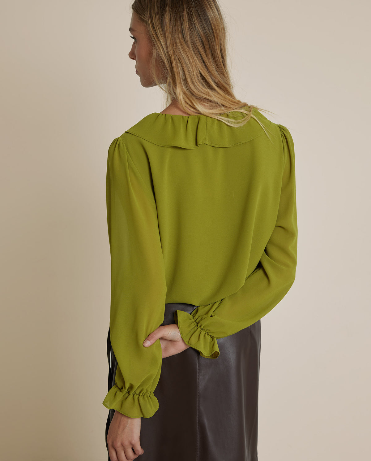 BLUSA CON VOLANTE EN ESCOTE