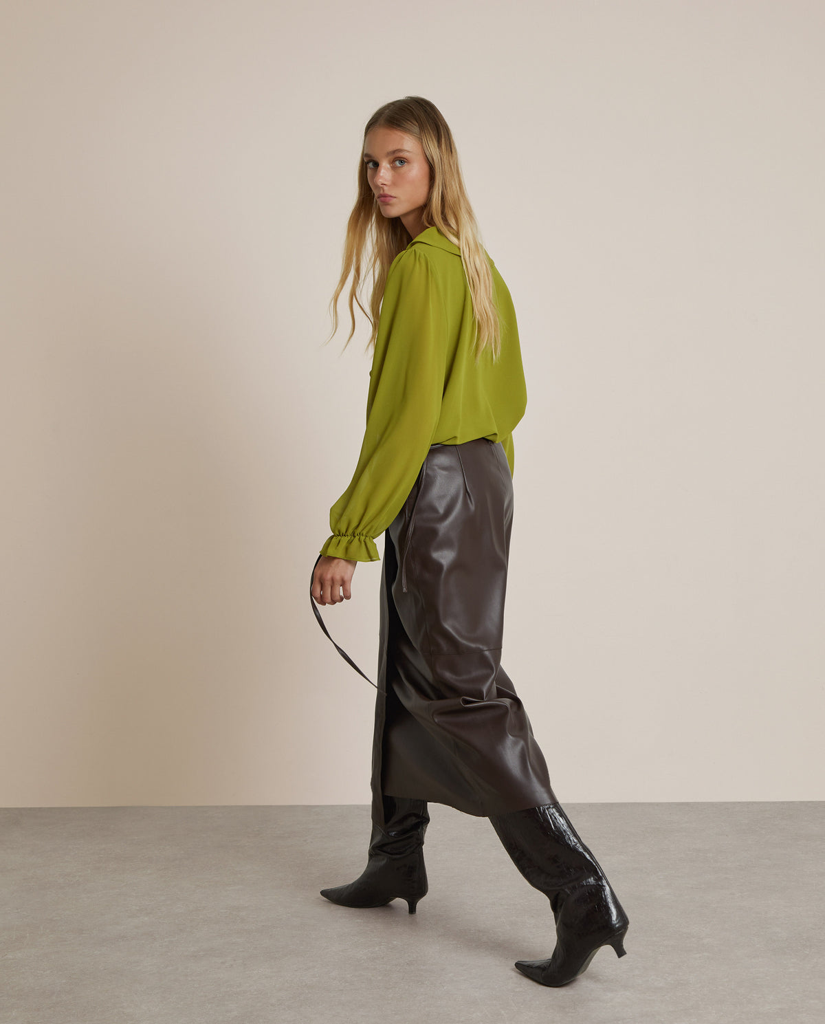 BLUSA CON VOLANTE EN ESCOTE