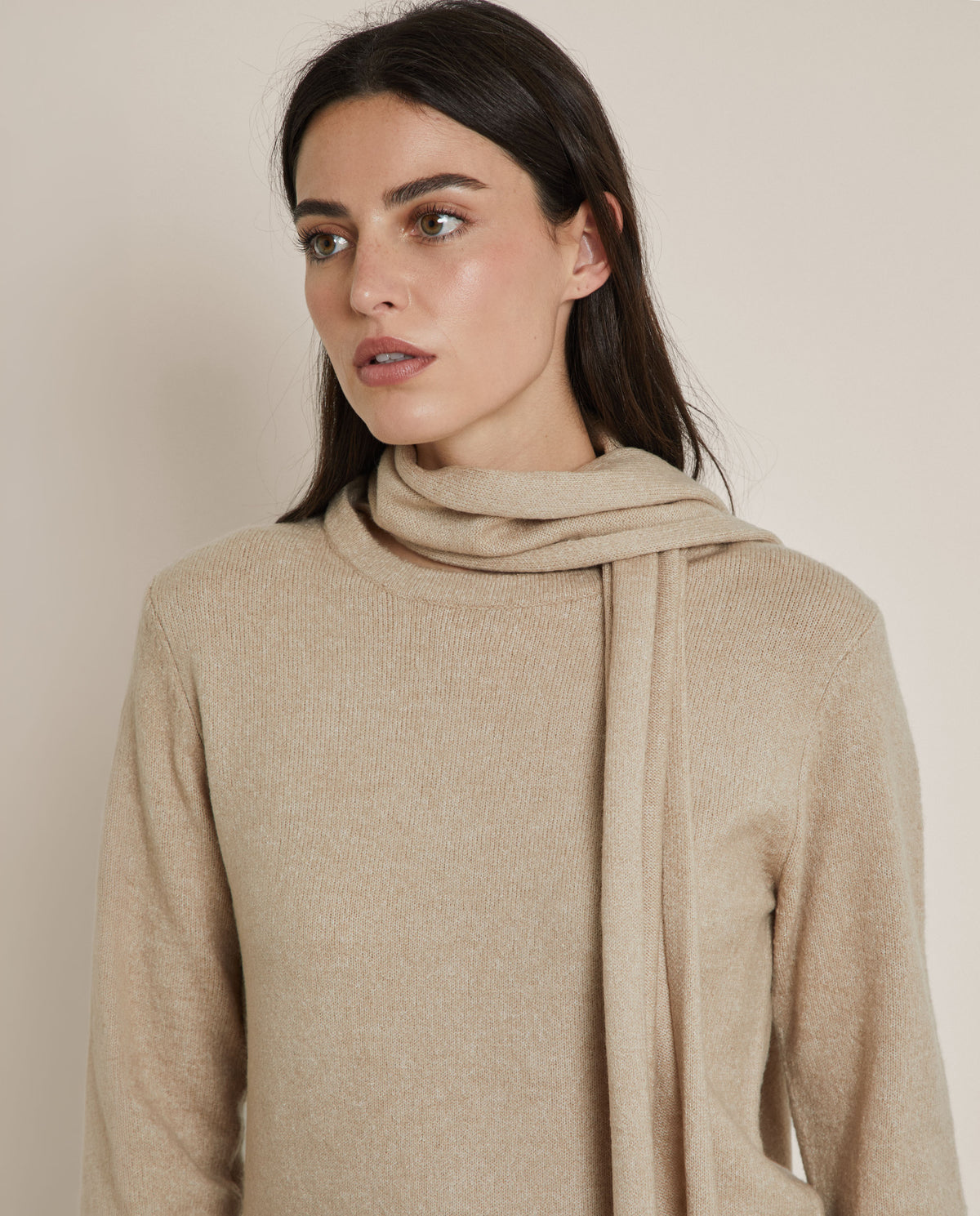 JERSEY DE PUNTO CON FOULARD INTEGRADO