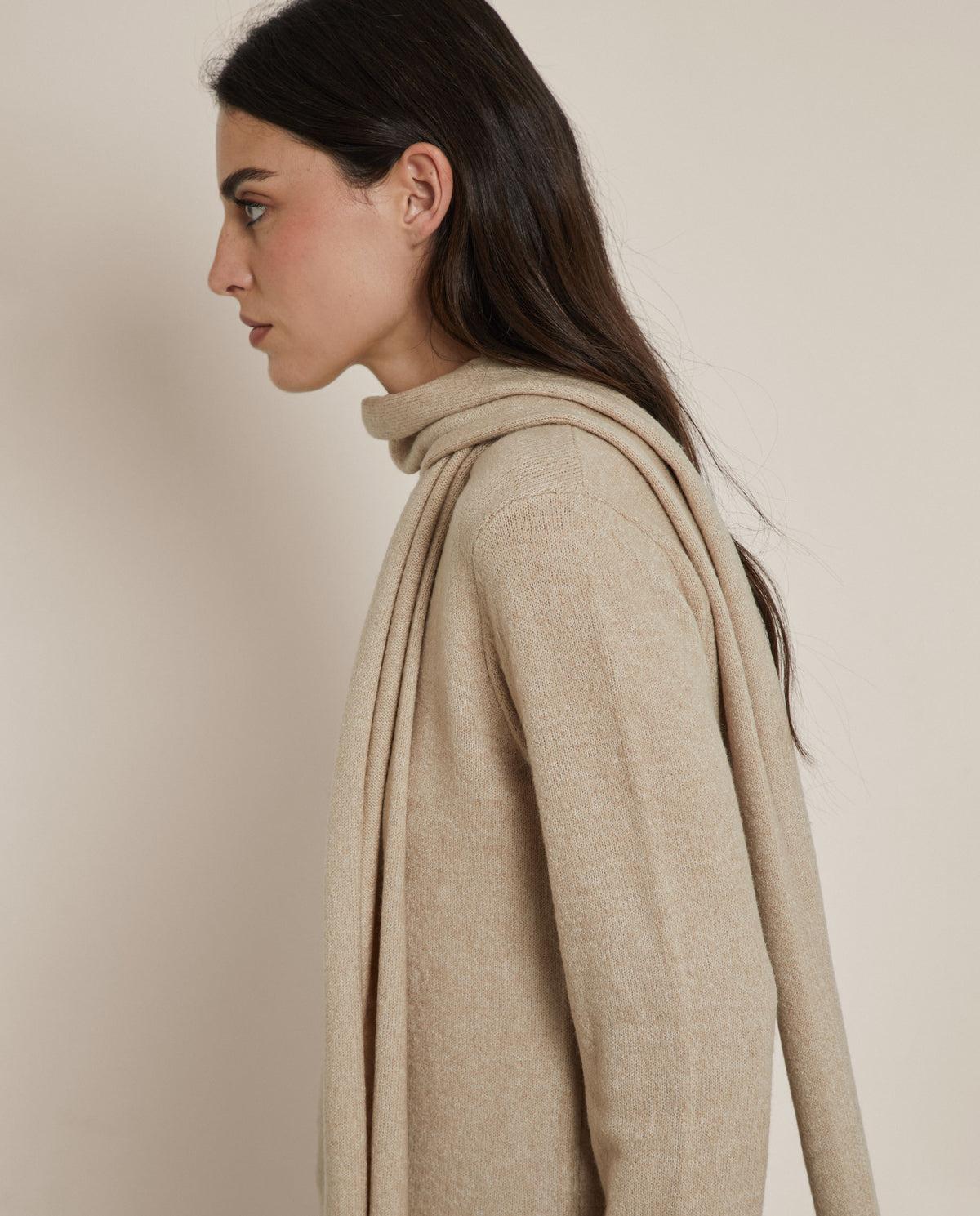 JERSEY DE PUNTO CON FOULARD INTEGRADO