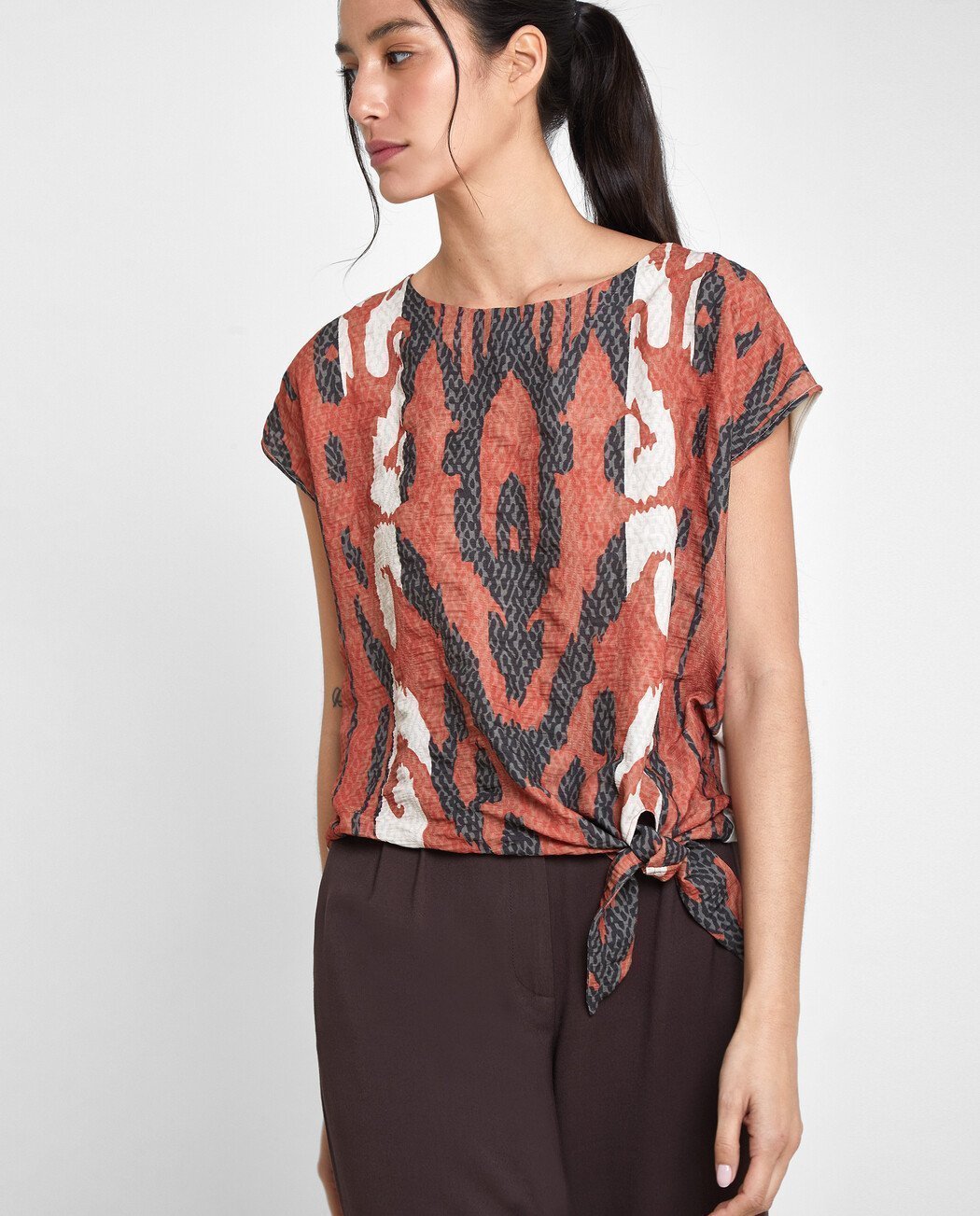 CAMISETA CON LAZO LATERAL