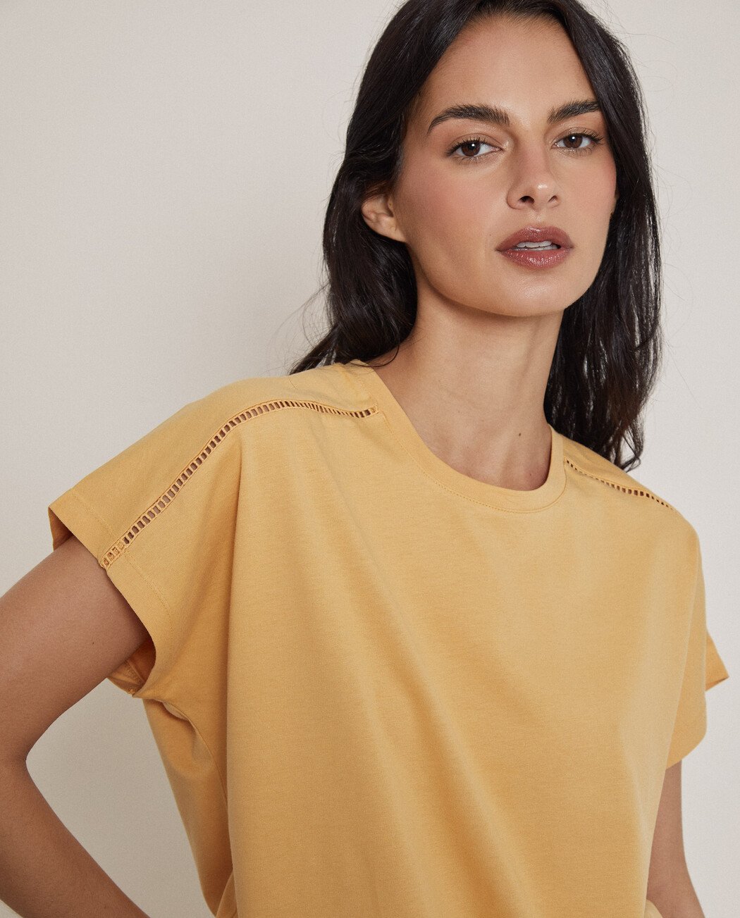 CAMISETA DETALLE CALADO EN HOMBRO