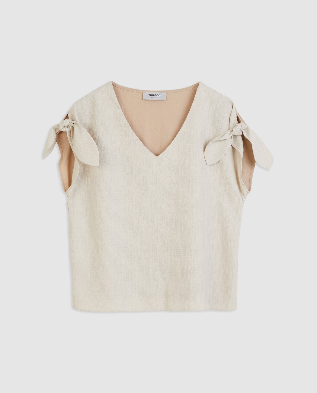 CAMISETA CON LAZOS EN MANGAS