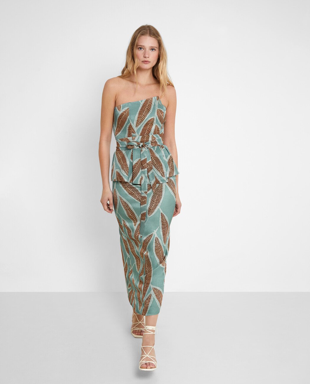 TOP ASIMÉTRICO STRAPLESS