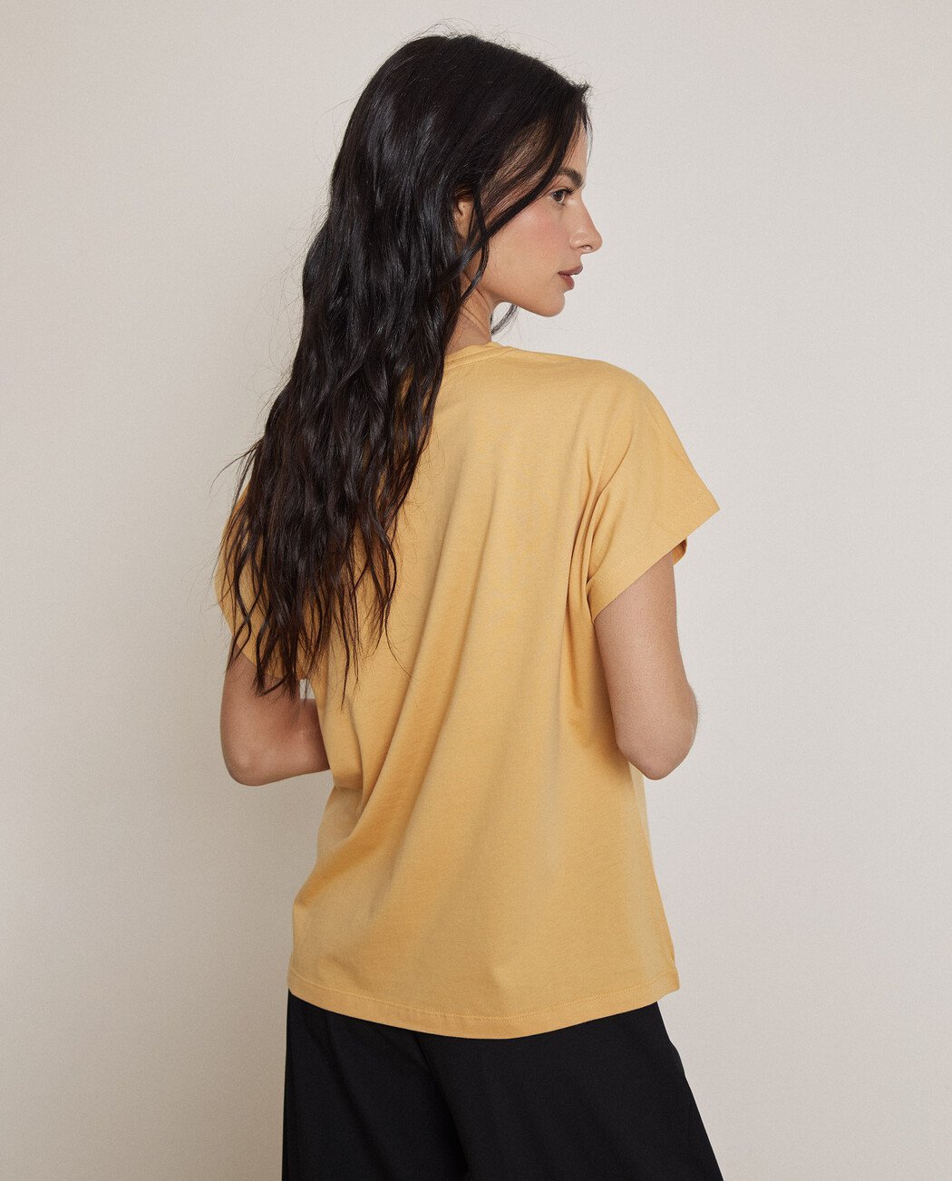 CAMISETA DETALLE CALADO EN HOMBRO