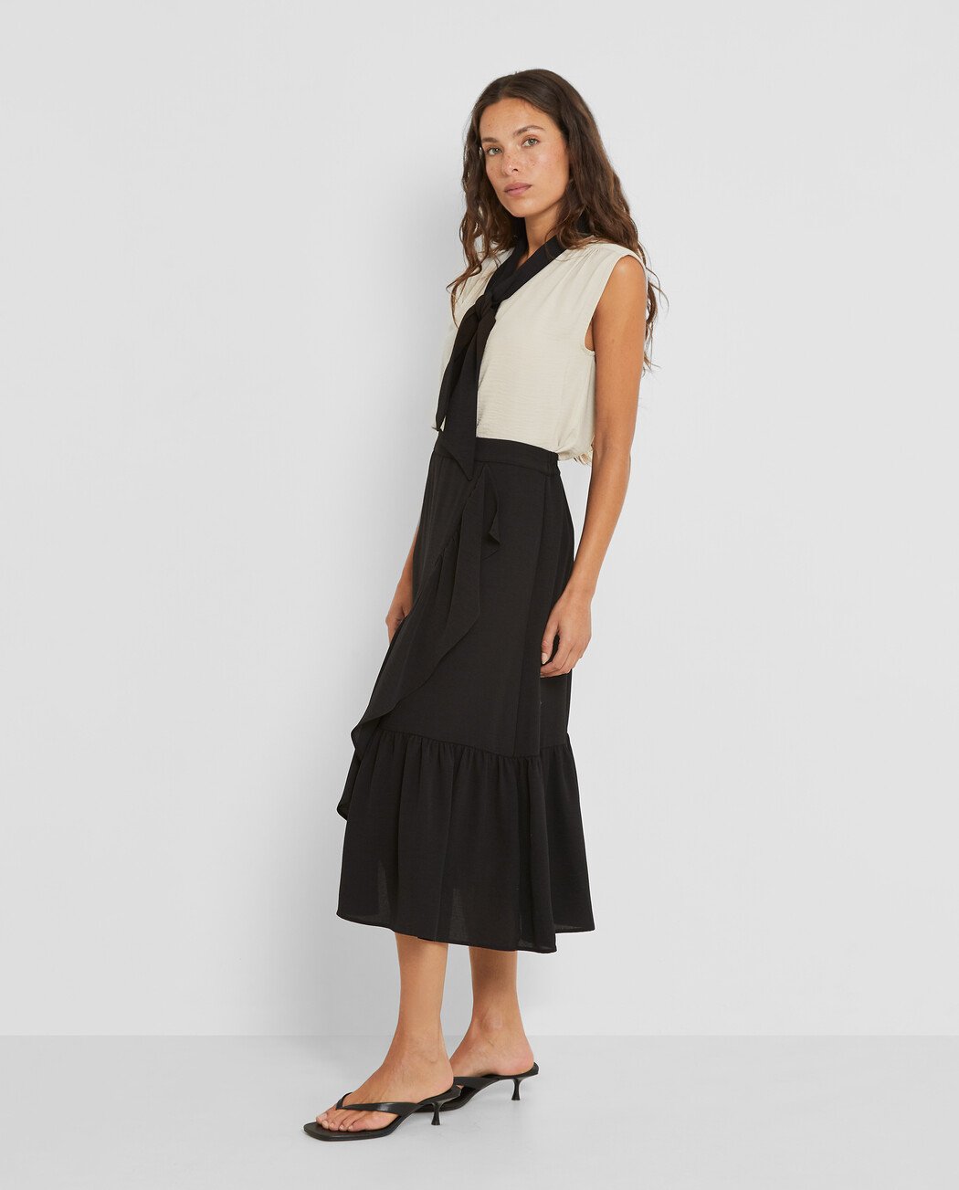 FALDA MIDI CON VOLANTE CRUZADO