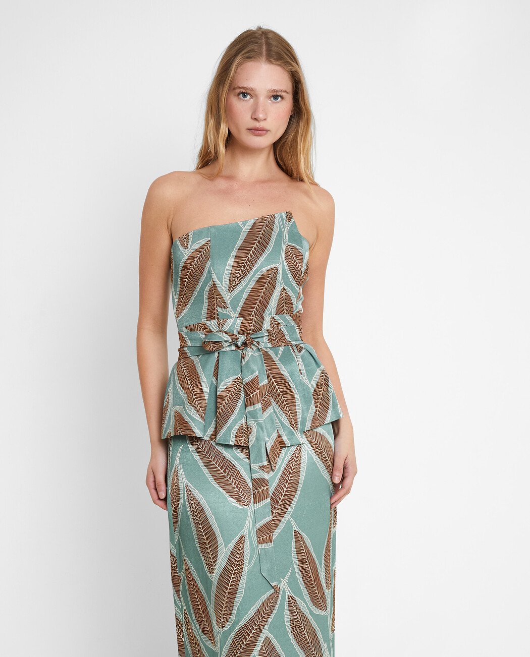 TOP ASIMÉTRICO STRAPLESS