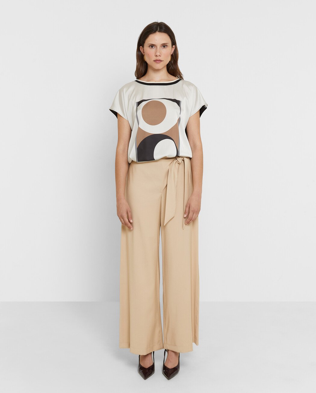 CAMISETA SATINADA ESTAMPADO GEOMÉTRICO