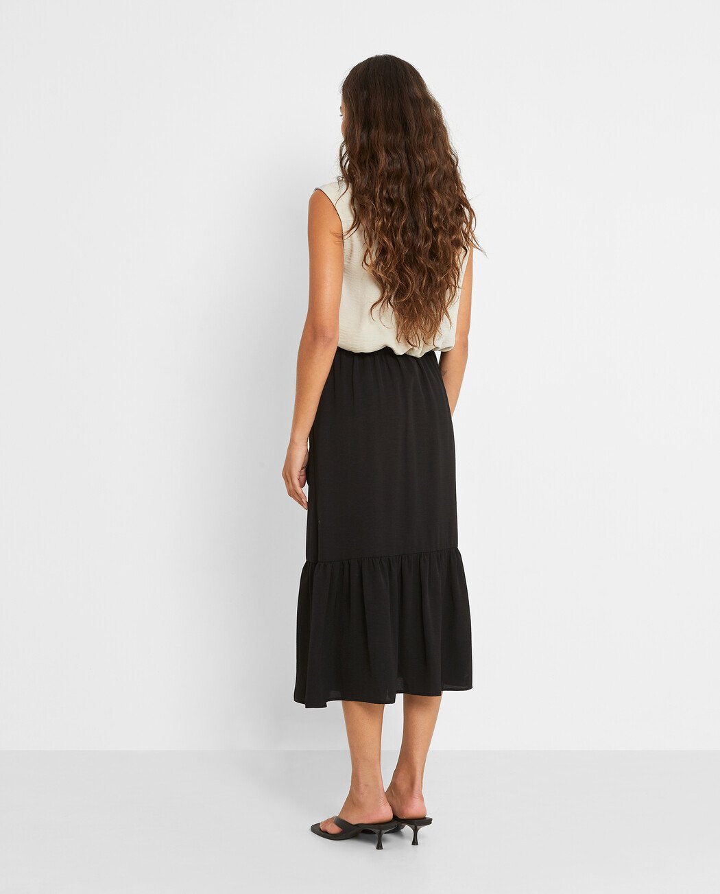 FALDA MIDI CON VOLANTE CRUZADO