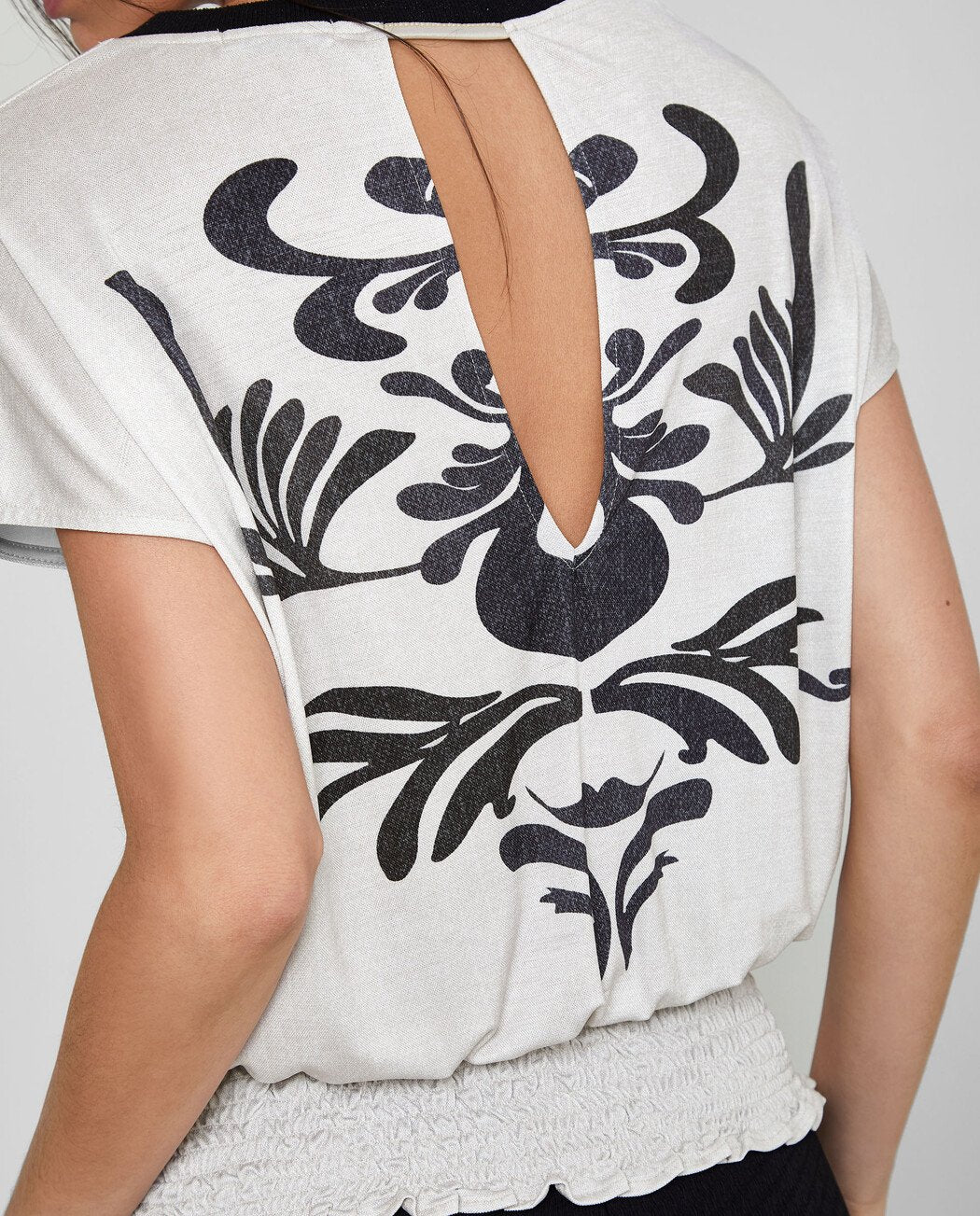 CAMISETA FRUNCIDA EN BAJO